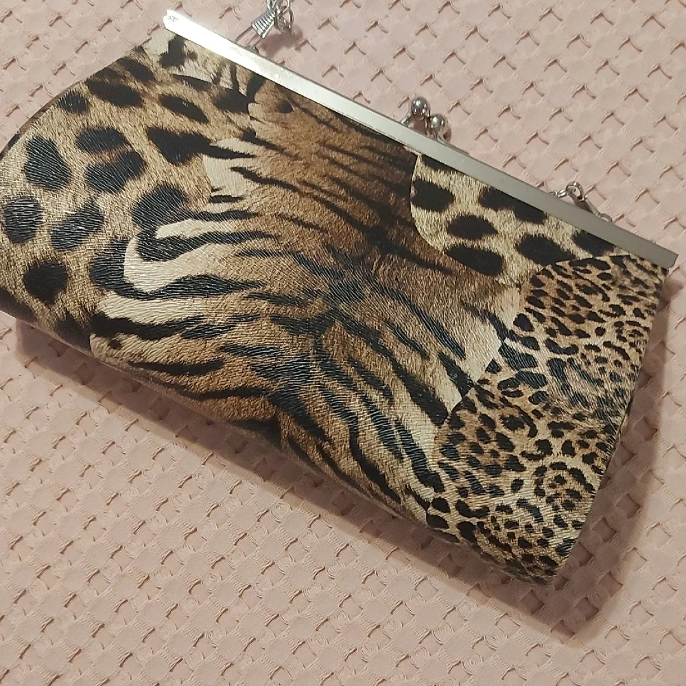 Elegant Leopard Print Wristlet Clutch - Picture 4 of 5
